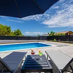 Hébergement de vacances Family Friendly House With A Swimming Pool - Lozice, - 24575