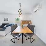 Family Friendly House With A Swimming Pool - Lozice, - 24575 Hébergement de vacances *