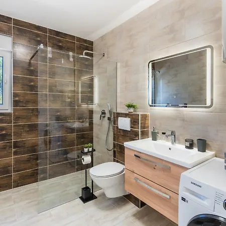 Feriehus Family Friendly House With A Swimming Pool - Lozice, - 24575 *