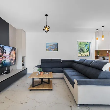 Feriehus Family Friendly House With A Swimming Pool - Lozice, - 24575 *
