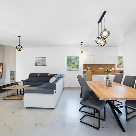 Family Friendly House With A Swimming Pool - Lozice, - 24575 Feriehus *