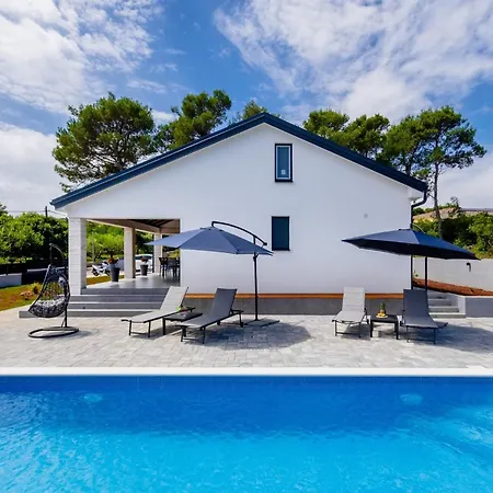 Family Friendly House With A Swimming Pool - Lozice, - 24575 Feriehus *