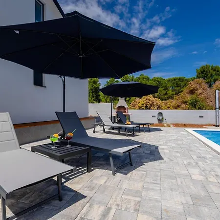 Family Friendly House With A Swimming Pool - Lozice, - 24575 Feriehus *